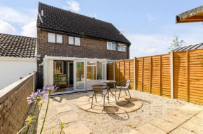 Nursery Rest is perfect for a Quiet Family Holiday with Garden, Netflix & Self Check-In, Fully Equiped Kitchen and Free Parking by Ginger and Gold